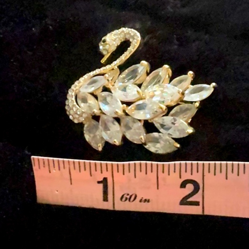 Beautiful Swan Pin. - Picture 5 of 5